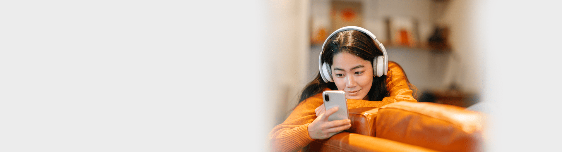 Junge Frau hört Musik mit ihrem Handy