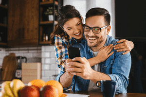 Ein Paar freut sich über ein neues Handy
